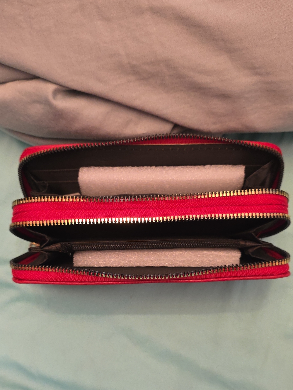 Gucci Red Zip-Around Wallet - Picture 2 of 5